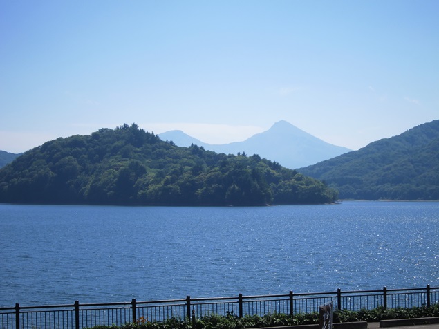 21_桧原湖と磐梯山.JPG